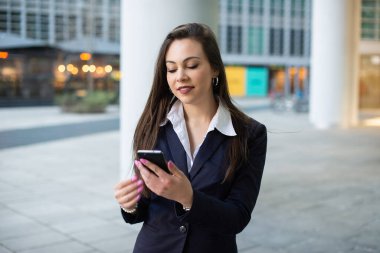 Young business woman using her mobile phone