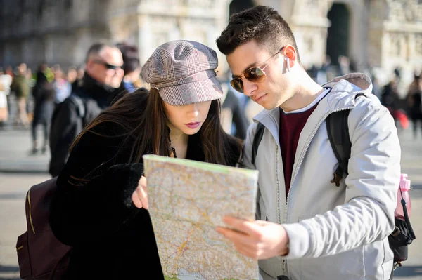 市内の観光客のカップルが地図を見て 次の目的地について議論する — ストック写真