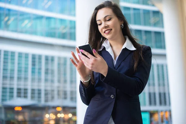 Mladá Podnikatelka Pomocí Mobilního Telefonu — Stock fotografie