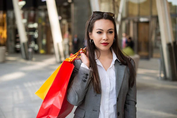 Jovem Segurando Sacos Compras Enquanto Caminhava Uma Cidade — Fotografia de Stock