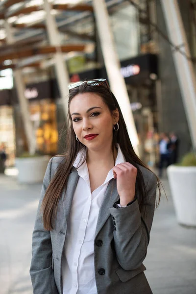 Young Woman Walking Modern City — Stockfoto