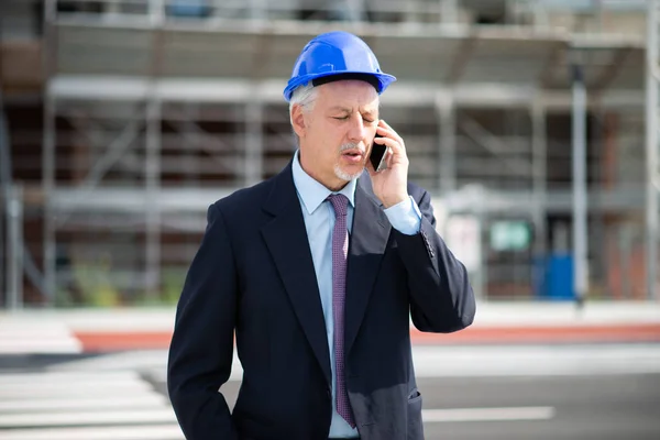 Менеджер Архитектуре Говорит Мобильному Телефону Перед Строительной Площадкой — стоковое фото