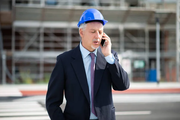 Arquiteto Gerente Falando Celular Frente Canteiro Obras — Fotografia de Stock