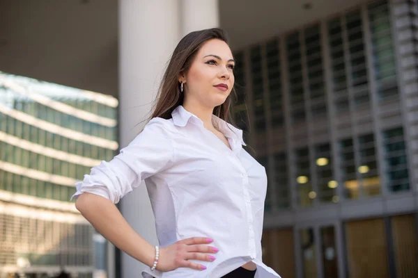 Portret Van Een Jonge Vrouw Die Een Moderne Stad Wandelt — Stockfoto