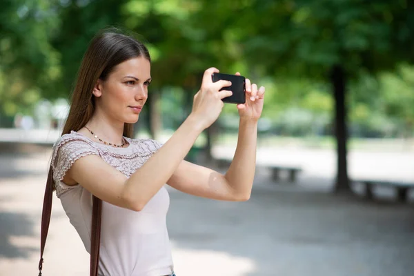 Mujer Joven Usando Teléfono Móvil Para Tomar Una Foto — Foto de Stock