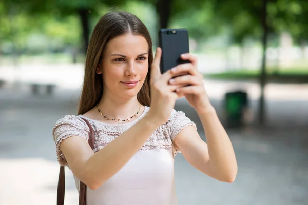 Jonge Vrouw Die Haar Mobiele Telefoon Gebruikt Een Foto Maken — Stockfoto