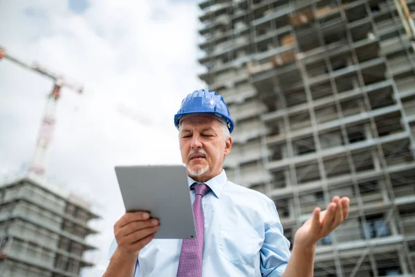 Frustrierter Bauleiter Mit Seinem Tablet Vor Einer Baustelle — Stockfoto