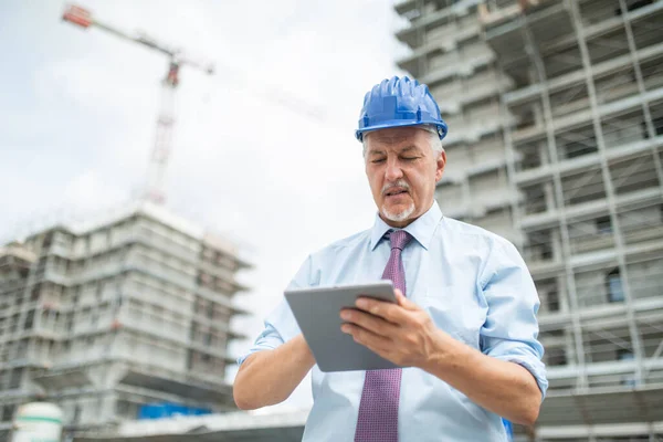 Bauleiter Mit Seinem Digitalen Tablet Vor Einer Baustelle — Stockfoto