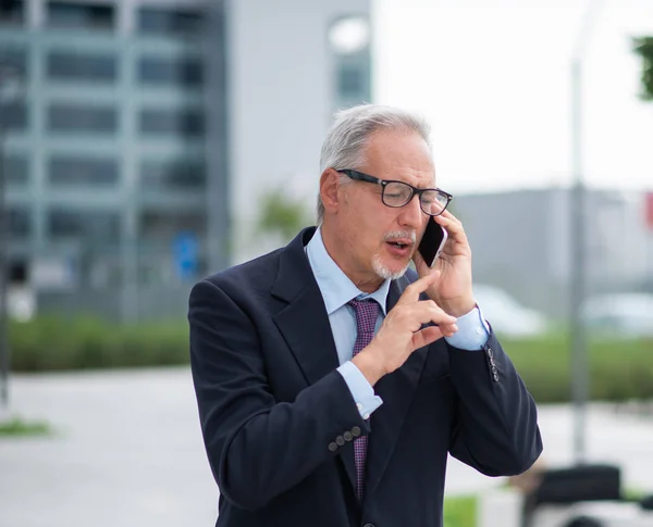Senior Manager Talking His Smartphone Modern City — Stockfoto