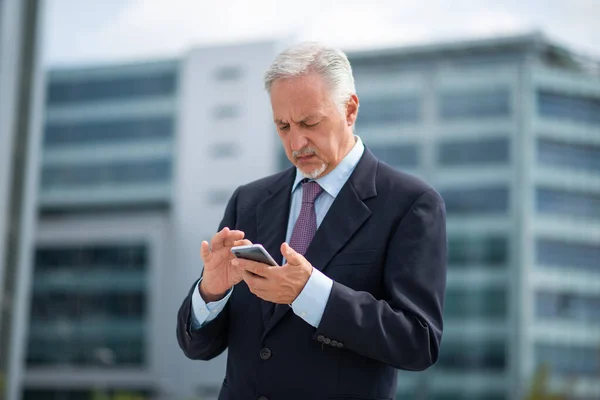 Senior Business Man Using His Smartphone Outdoors — 图库照片