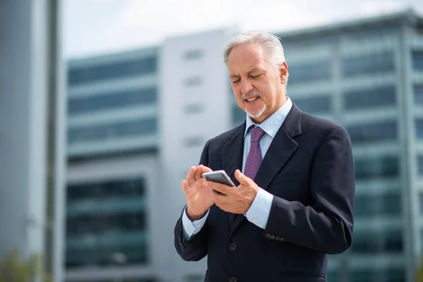 Senior Business Man Using His Smartphone Outdoors — 图库照片