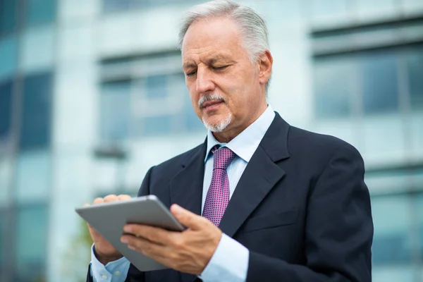 Homem Negócios Olhando Para Seu Tablet Livre Frente Seu Escritório — Fotografia de Stock