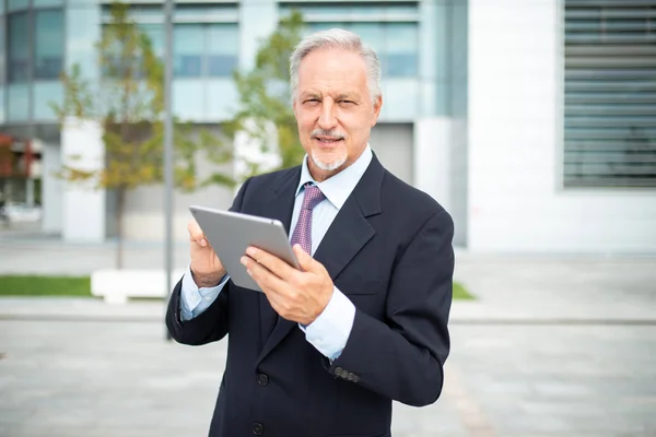 Business Man Looking His Tablet Outdoor Front His Office — Stockfoto