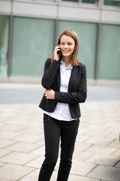 Mladá Obchodní Žena Mluví Svém Mobilním Telefonu — Stock fotografie