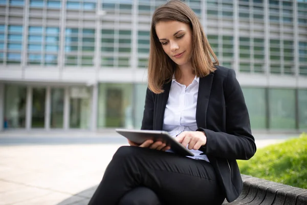 Retrato Una Joven Usando Una Tableta Frente Oficina — Foto de Stock