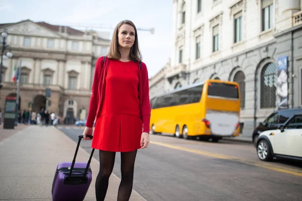 女は大都市で彼女のトロリーと歩く — ストック写真