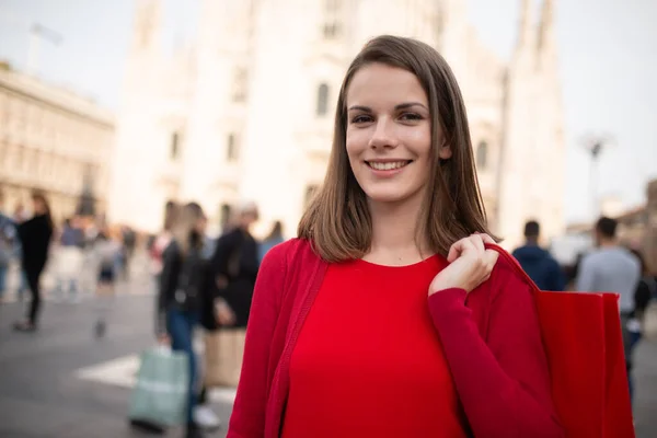 Souriant Jeune Femme Faisant Shopping Dans Une Grande Ville — Photo