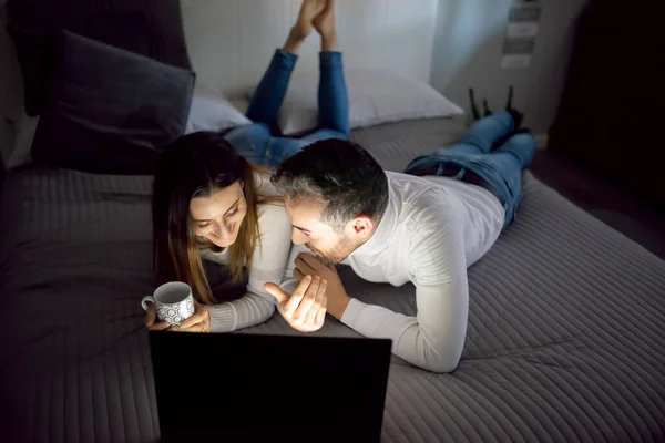 Paar Kijken Naar Een Film Hun Laptop Nachts Terwijl Het — Stockfoto