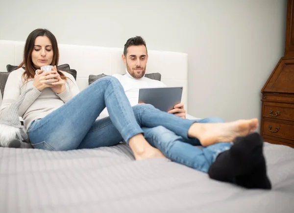 Pareja Joven Viendo Una Película Tableta Mientras Está Cama —  Fotos de Stock