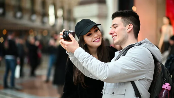 Jeune Couple Touristes Prenant Des Photos Dans Ville — Photo