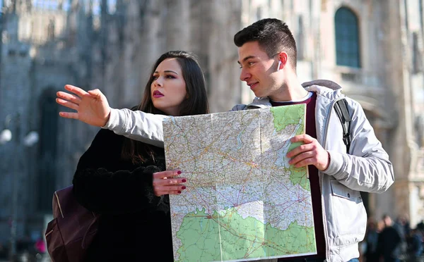 Şehirdeki Birkaç Turist Haritaya Bakıyor Bir Sonraki Durak Hakkında Tartışıyorlar — Stok fotoğraf