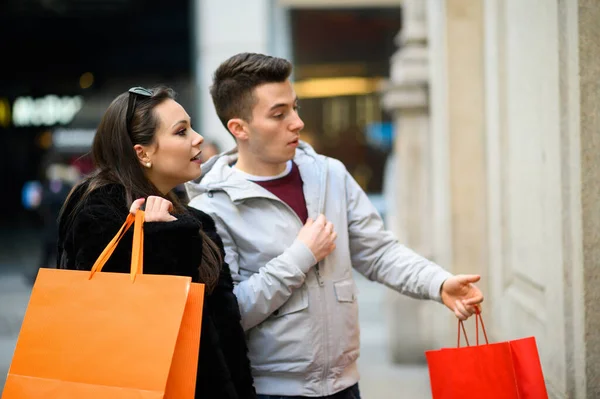 Genç Çift Alışveriş Yaparken Vitrinde Heyecanlı Görünüyor — Stok fotoğraf