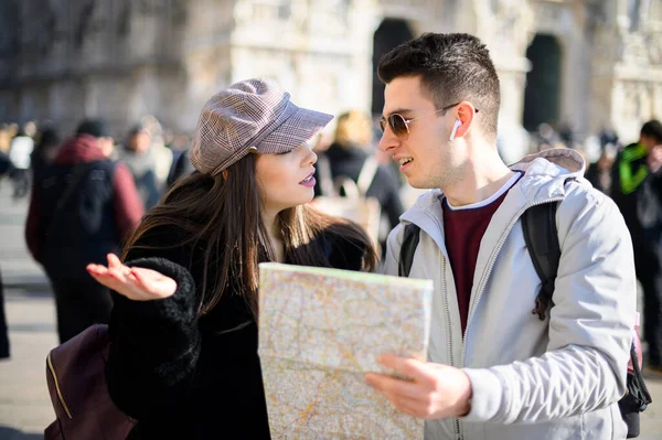 Pár Turistů Městě Dívá Mapu Diskutuje Další Destinaci — Stock fotografie