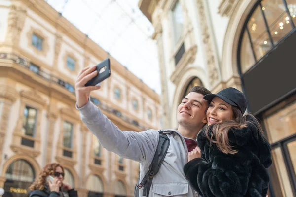 Couple Tourists Taking Selfie City Milan Italy — Stock Photo, Image