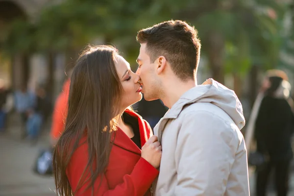 若いですカップルキス屋外 — ストック写真