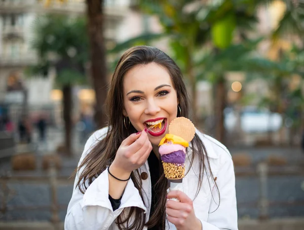 Femme Manger Gros Cône Crème Glacée Plein Air — Photo