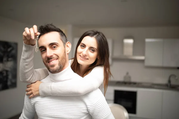 Mutlu Çift Yeni Evlerinin Anahtarlarını Gösteriyor — Stok fotoğraf