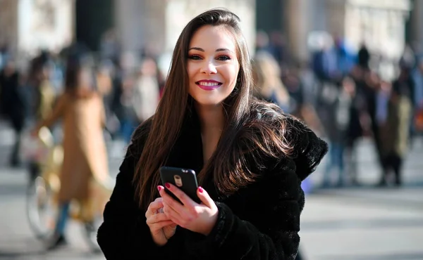 ミラノの美しい若い観光客の女の子がスマートフォンを使用して — ストック写真