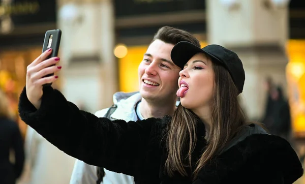 Par Turistas Tomando Una Selfie Ciudad —  Fotos de Stock