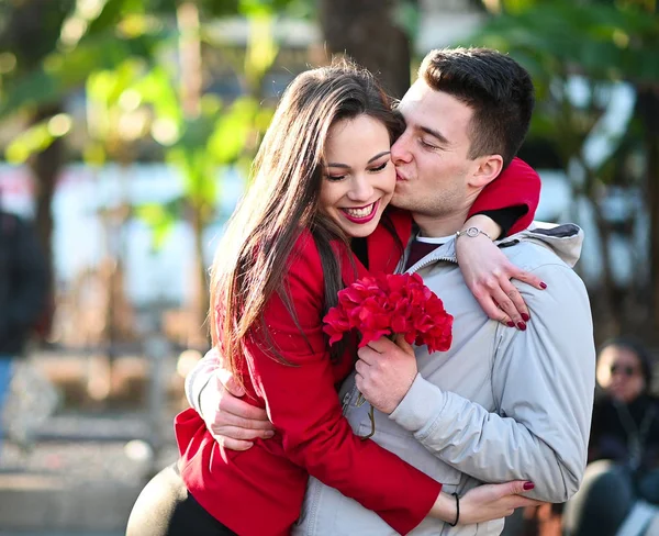 Jonge Vrouw Knuffelen Haar Vriend Omdat Hij Gaf Haar Bloemen — Stockfoto