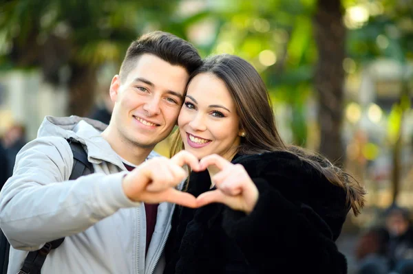 Jong Koppel Maken Van Een Hart Vorm Met Hun Handen — Stockfoto