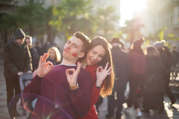 Jeune Couple Souriant Amusant Extérieur Homme Une Marque Baiser Rouge — Photo