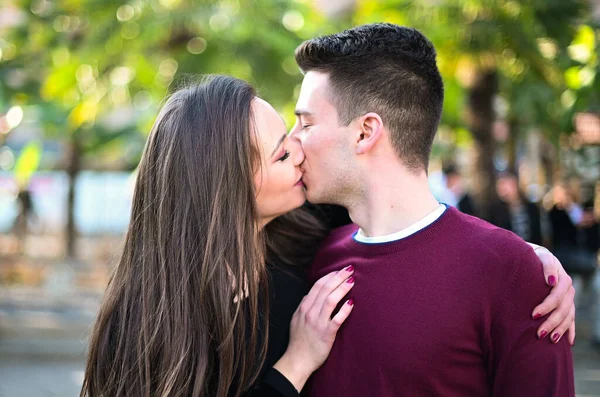 Jovem Lindo Casal Abraçando Beijando Livre — Fotografia de Stock