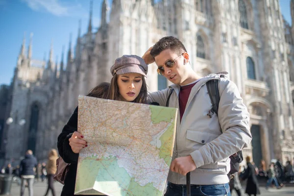 Jeune Couple Touristes Tenant Une Carte Milan Italie — Photo