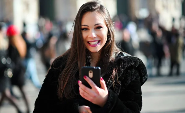 Milano Akıllı Telefon Kullanan Güzel Bir Genç Turist Kız — Stok fotoğraf