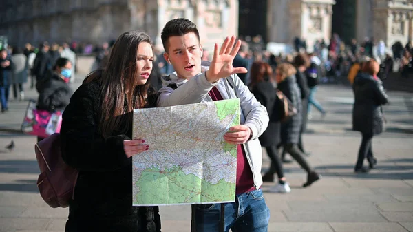 Şehirdeki Birkaç Turist Haritaya Bakıyor Bir Sonraki Durak Hakkında Tartışıyorlar — Stok fotoğraf