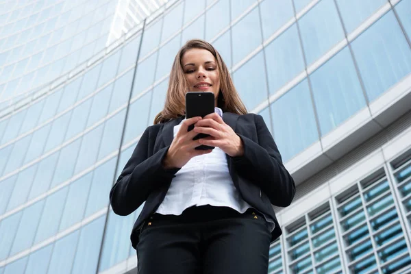 Leende Ung Affärskvinna Använder Sin Mobiltelefon — Stockfoto