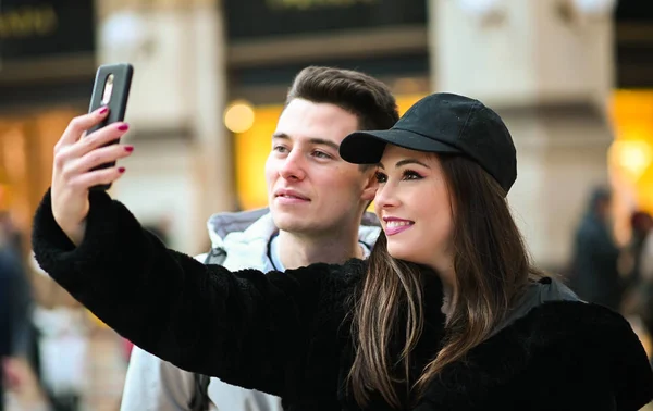 Een Paar Toeristen Nemen Een Selfie Stad — Stockfoto