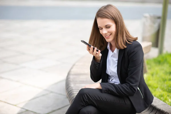 Genç Mutlu Kadını Cep Telefonunun Hoparlöründen Konuşuyor — Stok fotoğraf