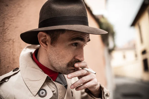 Detective Espião Homem Andando Uma Cidade Enquanto Fuma Cigarro — Fotografia de Stock