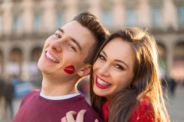 Jeune Couple Souriant Portrait Homme Une Marque Baiser Rouge Lèvres — Photo