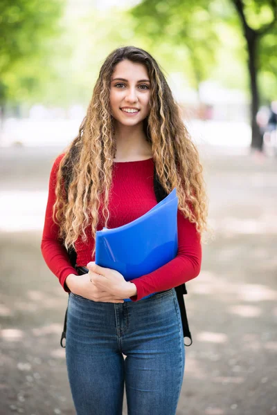 Leende Ung Tonåring Kvinnlig Student Promenader Skolparken — Stockfoto