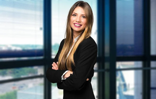 Lächelnde Geschäftsfrau Amt — Stockfoto