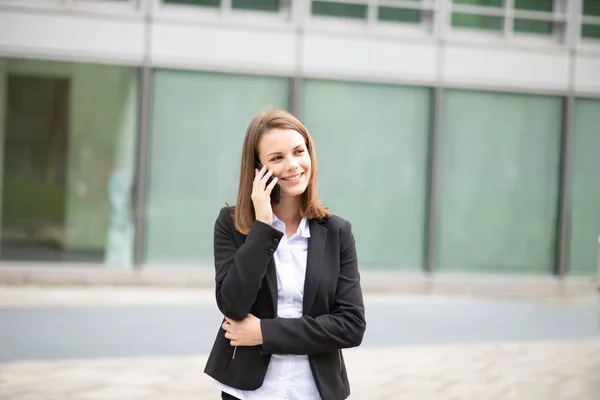 Fiatal Üzletasszony Beszél Mobilján — Stock Fotó