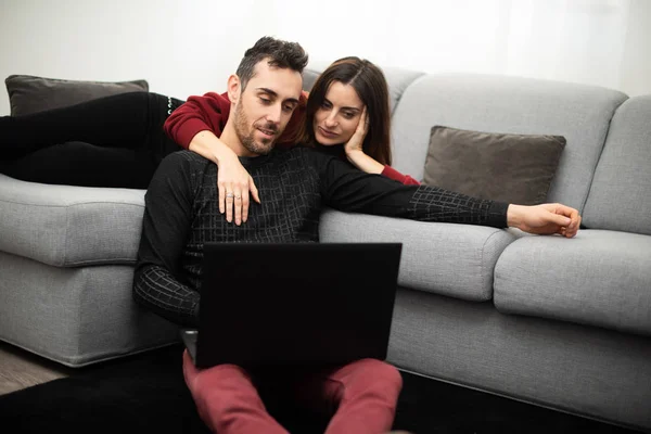 一对快乐的夫妇在家里使用笔记本电脑的肖像 — 图库照片