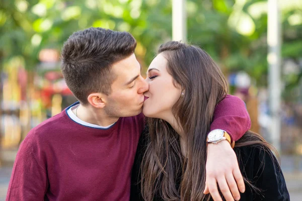 Pareja Joven Besándose Aire Libre Una Ciudad —  Fotos de Stock